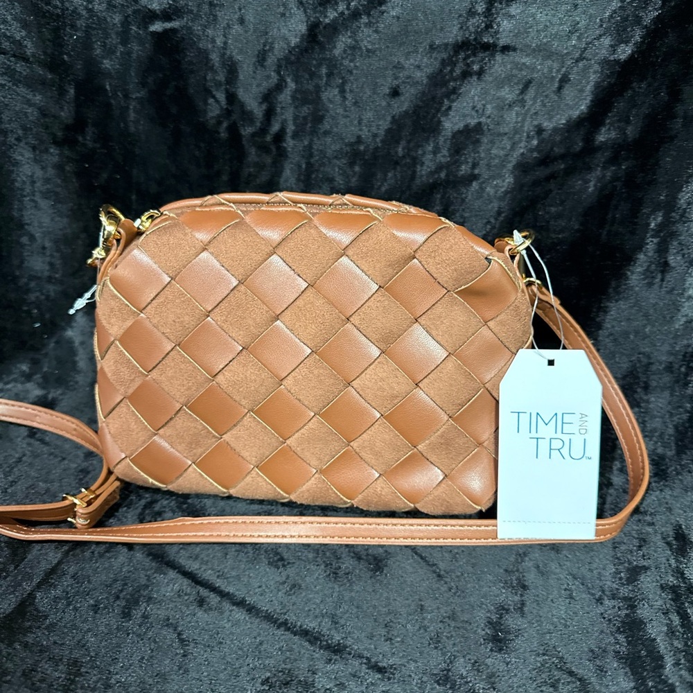 NWT FAUX LEATHR WEAVED CROSS BODY CAMERA BAG 7x 5 1/2x3🌸